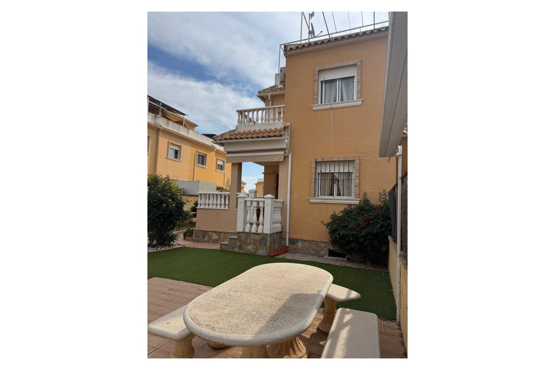 Resale - Townhouse - Ciudad quesada - Doña Pepa
