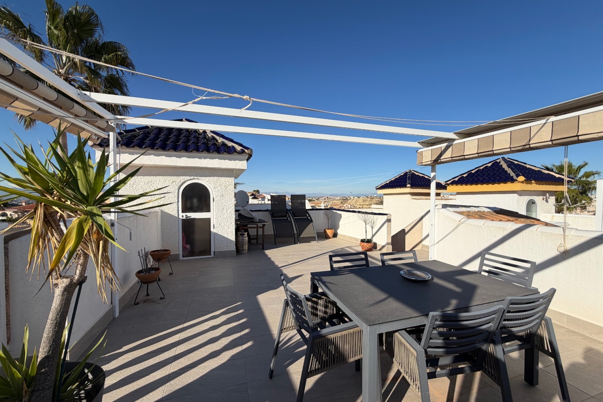 Solarium avec petite chambre ou débarras avec fenêtre