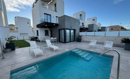 Villa - Resale - Torrevieja - MGRU-42241