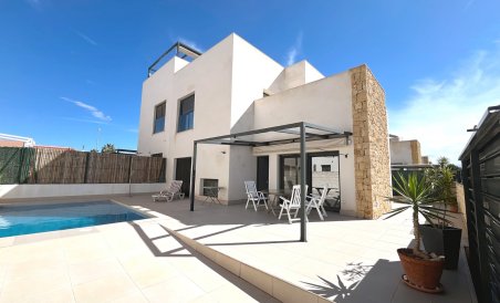 Villa / Semi pareado - Reventa - Ciudad quesada - Pueblo Bravo