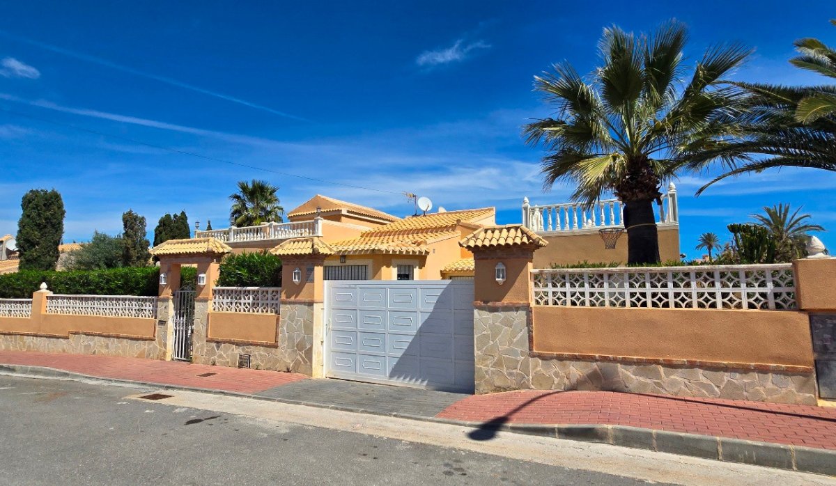 Resale - Villa - Torrevieja - El Chaparral