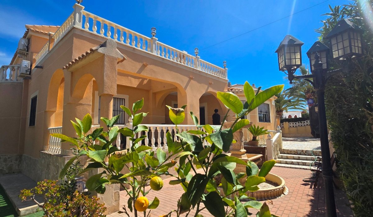 Resale - Villa - Torrevieja - El Chaparral