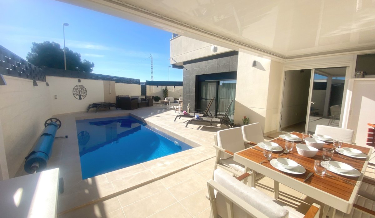 Resale - Townhouse - Ciudad quesada - Pueblo Bravo