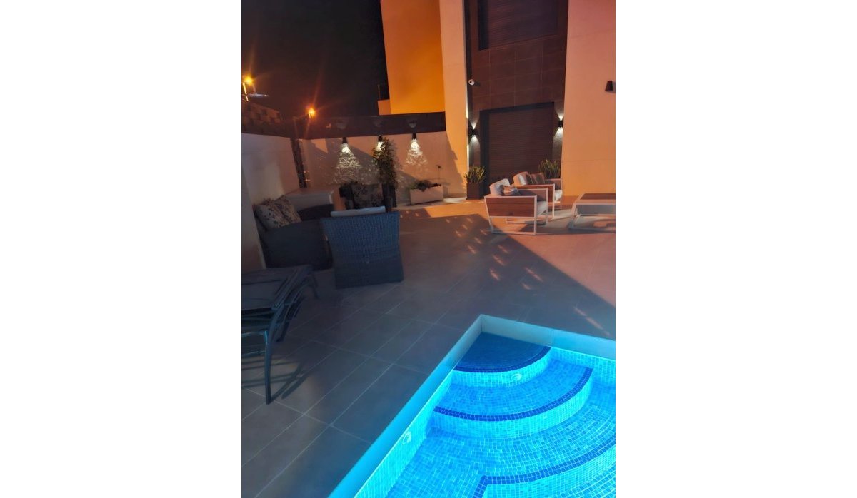 Resale - Townhouse - Ciudad quesada - Pueblo Bravo