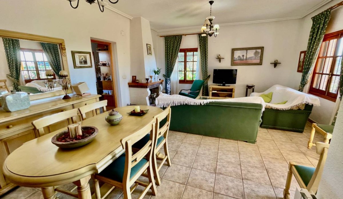 Resale - Villa - Daya Nueva