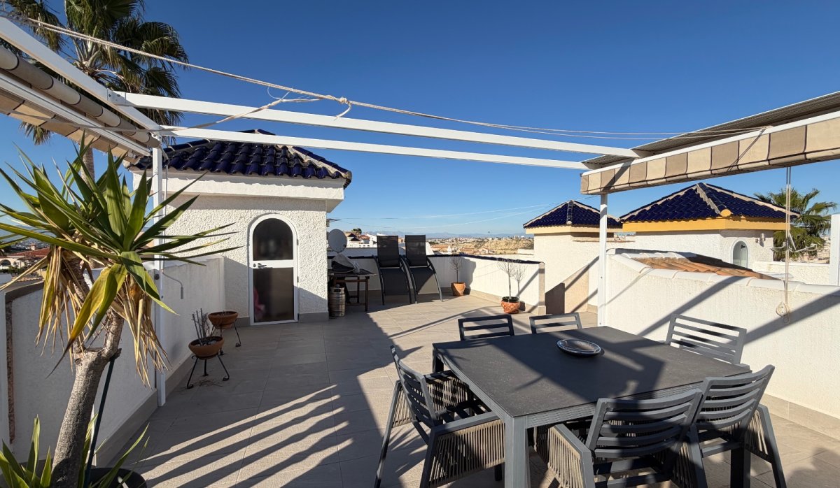 Solarium avec petite chambre ou débarras avec fenêtre