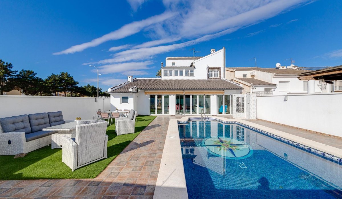 Villa avec jardin arrière et piscine, située à San Javier.