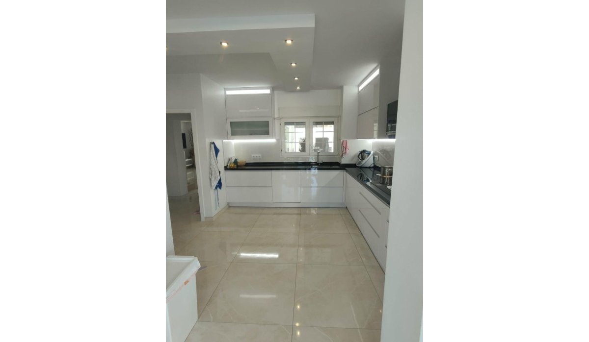 Resale - Villa - Orihuela Costa - La Zenia