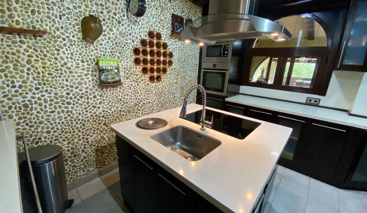 Resale - Villa - Sax