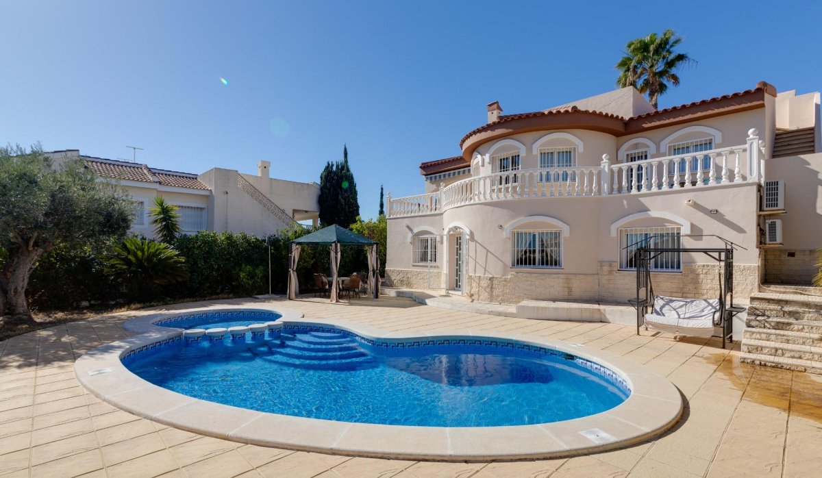 Villa independiente con piscina privada en Ciudad Quesada- Costa Blanca