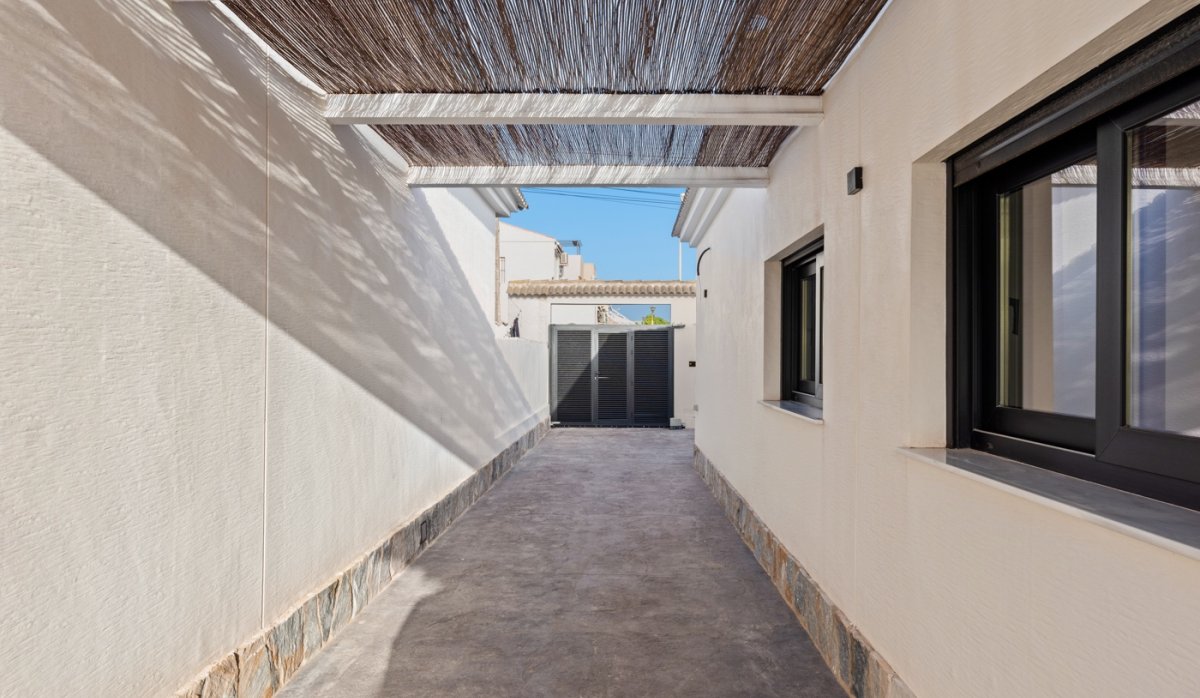 Resale - Villa - Torrevieja - El Chaparral