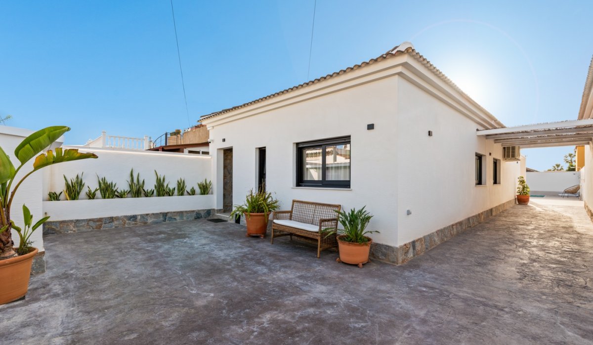 Resale - Villa - Torrevieja - El Chaparral