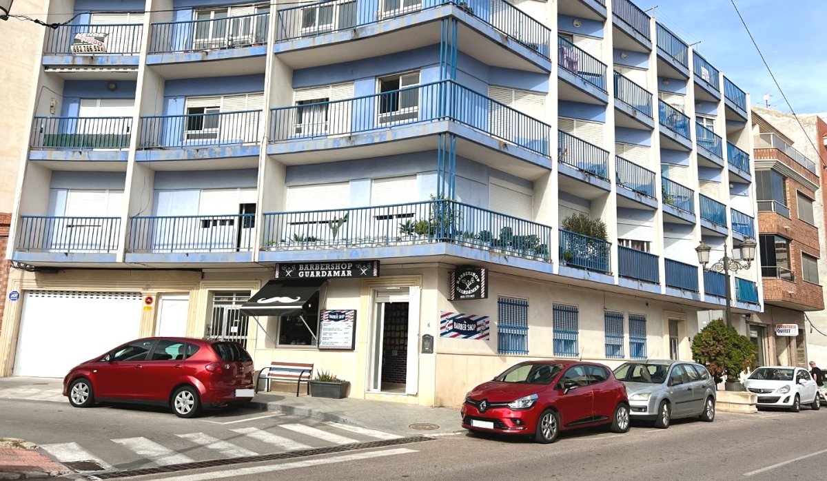 Revente - Commercial space - Guardamar del Segura